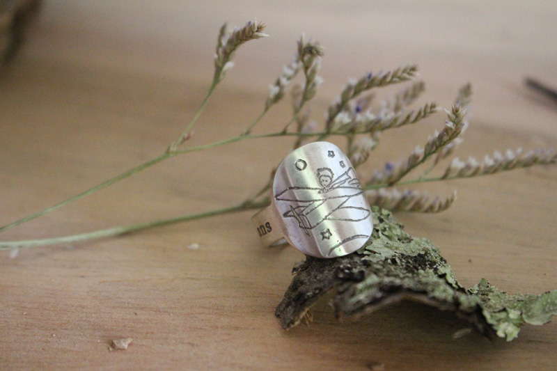 Fais de ta vie un rêve et d’un rêve une réalité, bague l’avion du petit prince en argent