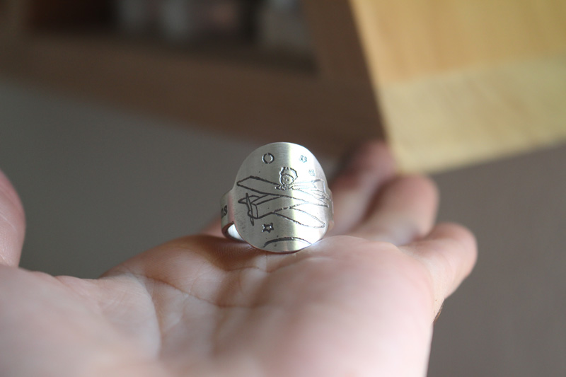 Fais de ta vie un rêve et d’un rêve une réalité, bague l’avion du petit prince en argent