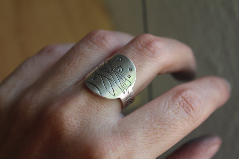 Fais de ta vie un rêve et d’un rêve une réalité, bague l’avion du petit prince en argent