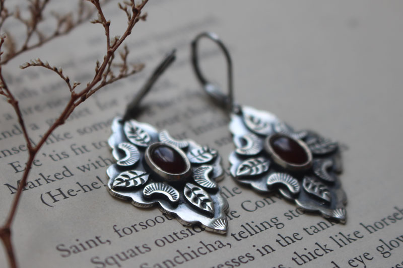 Farandole sous la lune rouge, boucles d’oreilles feuilles et lunes en argent et cornaline