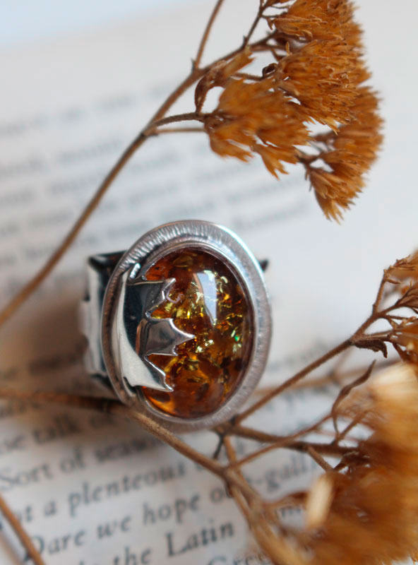 Feuille d’ambre, bague feuille d’érable en argent et ambre