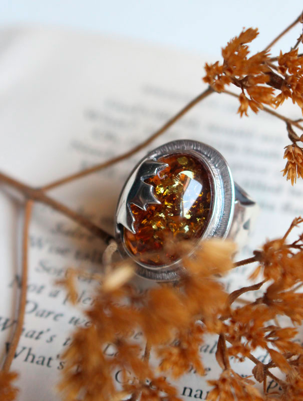 Feuille d’ambre, bague feuille d’érable en argent et ambre