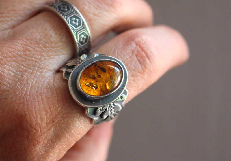 Feuille d’or, bague botanique en argent et ambre
