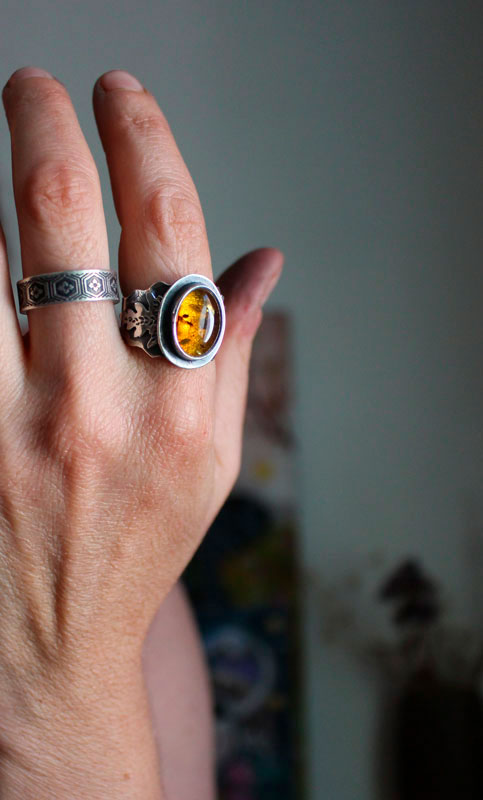 Feuille d’or, bague botanique en argent et ambre