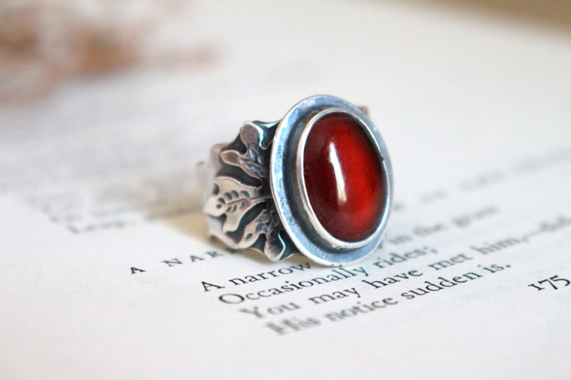 Feuille rouge, bague chêne en argent et grenat