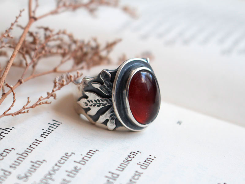 Feuille rouge, bague chêne en argent et grenat