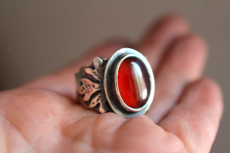 Feuille rouge, bague chêne en argent et grenat