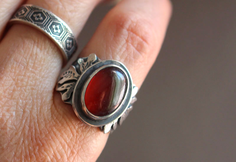 Feuille rouge, bague chêne en argent et grenat