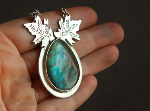 Feuilles de glace, collier feuilles en argent et labradorite