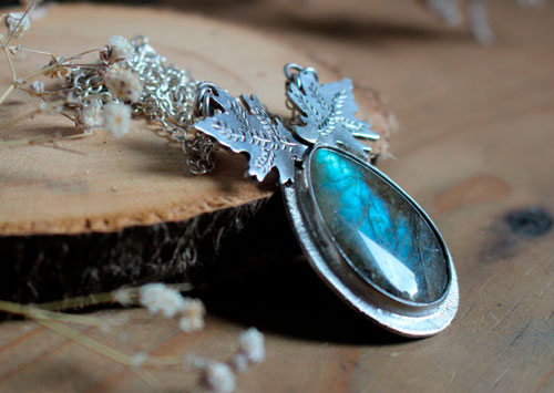 Feuilles de glace, collier feuilles en argent et labradorite