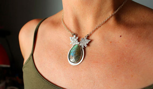 Feuilles de glace, collier feuilles en argent et labradorite