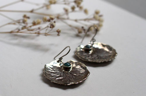 Feuilles de nénuphar, boucles d’oreilles botaniques en argent et calcédoine