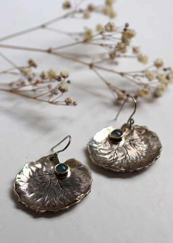 Feuilles de nénuphar, boucles d’oreilles botaniques en argent et calcédoine