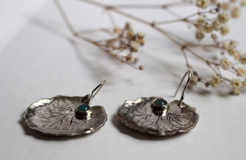 Feuilles de nénuphar, boucles d’oreilles botaniques en argent et calcédoine