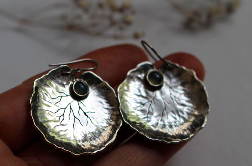 Feuilles de nénuphar, boucles d’oreilles botaniques en argent et calcédoine