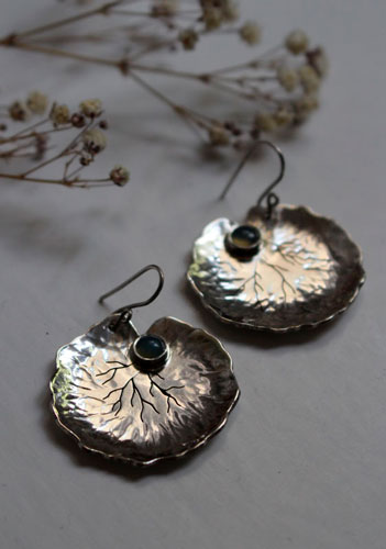 Feuilles de nénuphar, boucles d’oreilles botaniques en argent et calcédoine