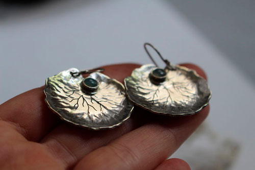 Feuilles de nénuphar, boucles d’oreilles botaniques en argent et calcédoine