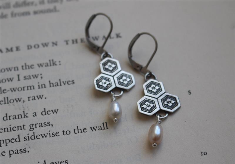 Fleur de châtaigne d’eau, boucles d’oreilles japonaises en argent et perle