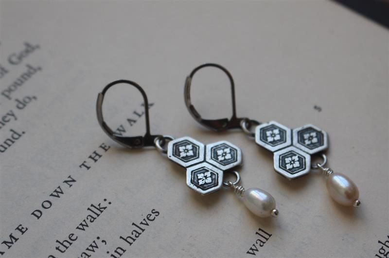 Fleur de châtaigne d’eau, boucles d’oreilles japonaises en argent et perle