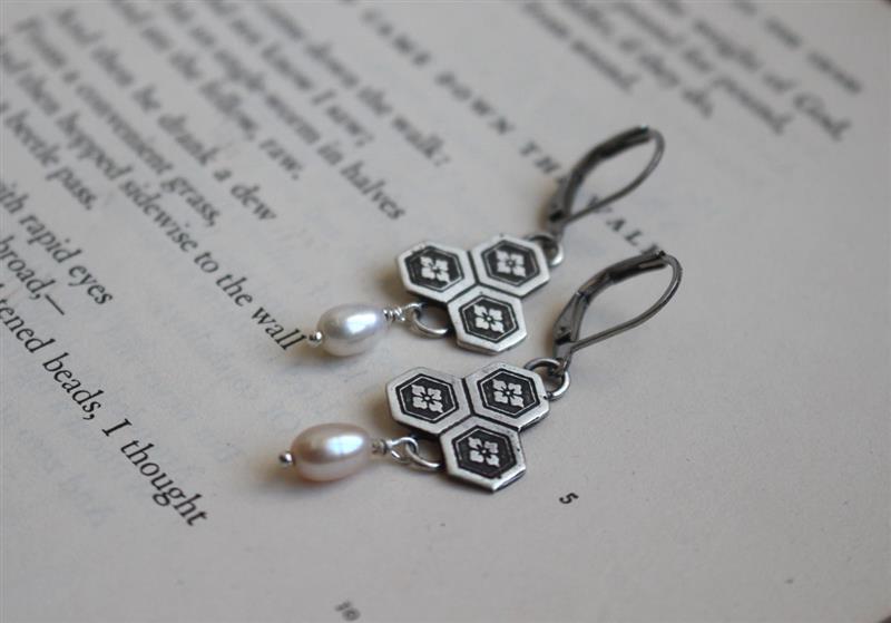 Fleur de châtaigne d’eau, boucles d’oreilles japonaises en argent et perle