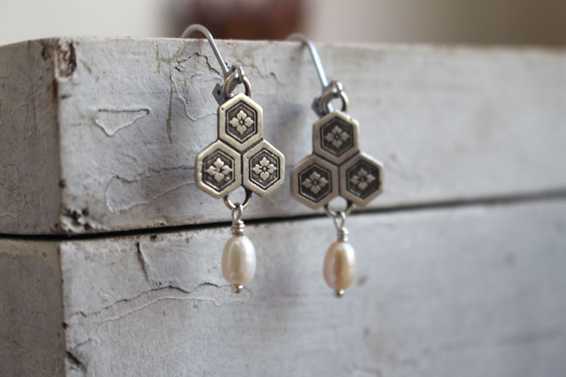 Fleur de châtaigne d’eau, boucles d’oreilles japonaises en argent et perle