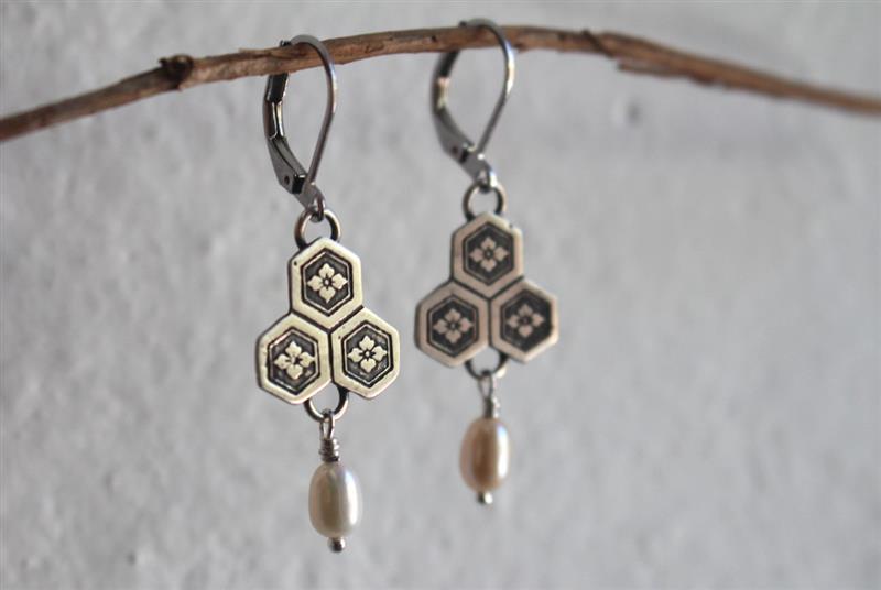 Fleur de châtaigne d’eau, boucles d’oreilles japonaises en argent et perle