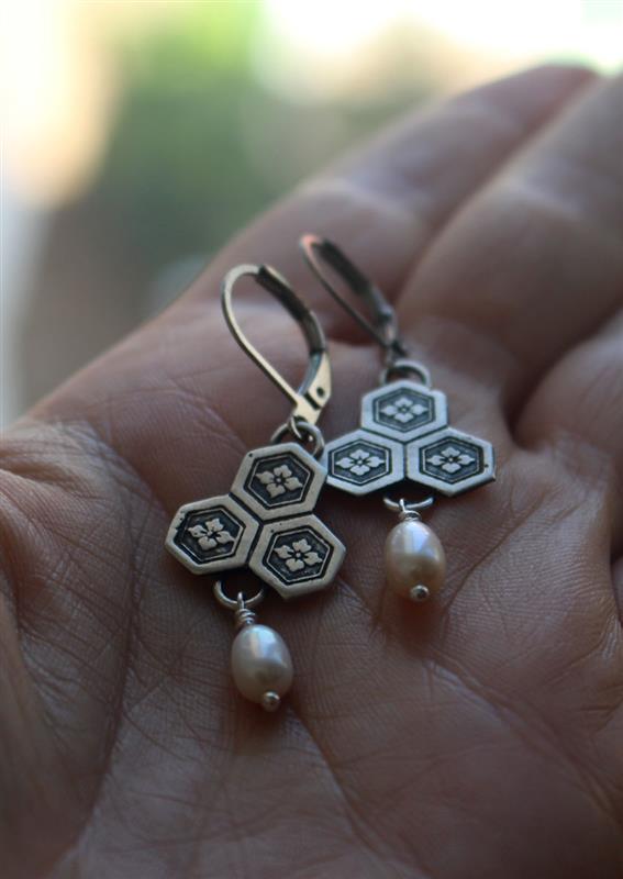 Fleur de châtaigne d’eau, boucles d’oreilles japonaises en argent et perle
