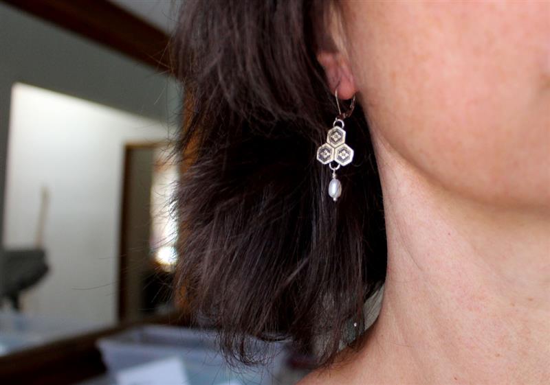 Fleur de châtaigne d’eau, boucles d’oreilles japonaises en argent et perle