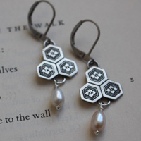 Fleur de châtaigne d’eau, boucles d’oreilles japonaises en argent et perle
