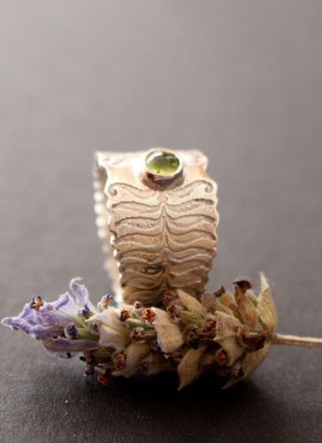 Fleur de fougère, bague légende des pays de l’Est en argent et péridot