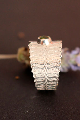 Fleur de fougère, bague légende des pays de l’eEst en argent et péridot