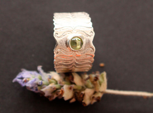 Fleur de fougère, bague légende des pays de l’eEst en argent et péridot