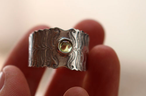 Fleur de fougère, bague légende des pays de l’Est en argent et péridot