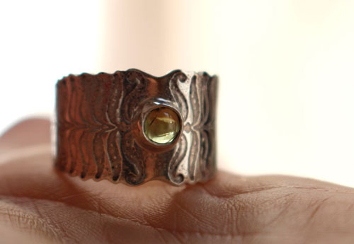 Fleur de fougère, bague légende des pays de l’eEst en argent et péridot