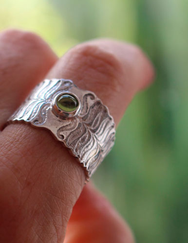 Fleur de fougère, bague légende des pays de l’eEst en argent et péridot
