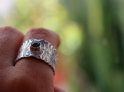 Fleur de fougère, bague légende des pays de l’eEst en argent et péridot