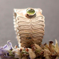 Fleur de fougère, bague légende des pays de l’eEst en argent et péridot