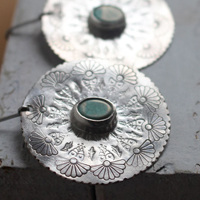 Fleur de turquoise, boucles d’oreilles mandala argent et howlite