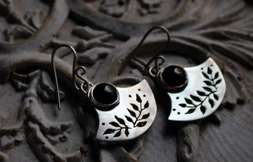 Fleur obscure, boucles d’oreilles tribales en argent et onyx