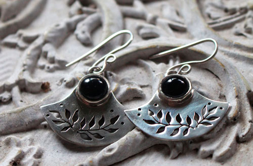 Fleur obscure, boucles d’oreilles tribales en argent et onyx