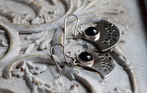 Fleur obscure, boucles d’oreilles tribales en argent et onyx