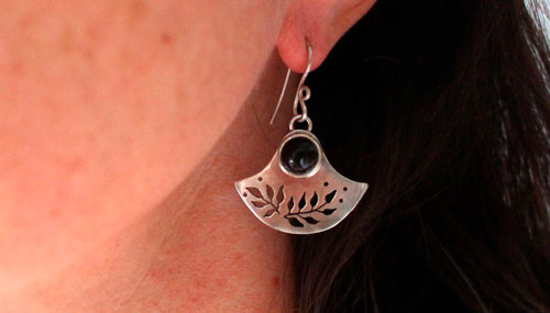 Fleur obscure, boucles d’oreilles tribales en argent et onyx