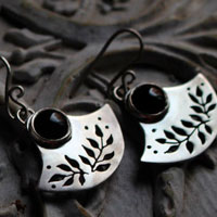 Fleur obscure, boucles d’oreilles tribales en argent et onyx