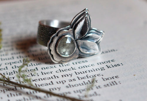 Fleurir sous l’univers, bague fleur et pétales en argent et saphir transparent