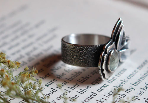 Fleurir sous l’univers, bague fleur et pétales en argent et saphir transparent
