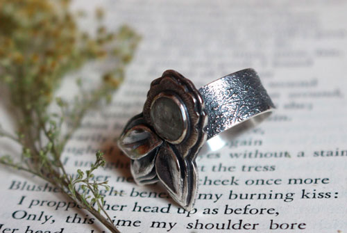 Fleurir sous l’univers, bague fleur et pétales en argent et saphir transparent