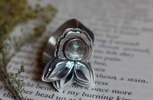 Fleurir sous l’univers, bague fleur et pétales en argent et saphir transparent
