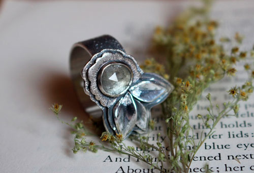 Fleurir sous l’univers, bague fleur et pétales en argent et saphir transparent