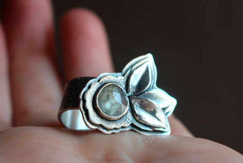 Fleurir sous l’univers, bague fleur et pétales en argent et saphir transparent