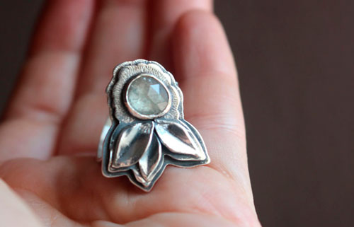 Fleurir sous l’univers, bague fleur et pétales en argent et saphir transparent